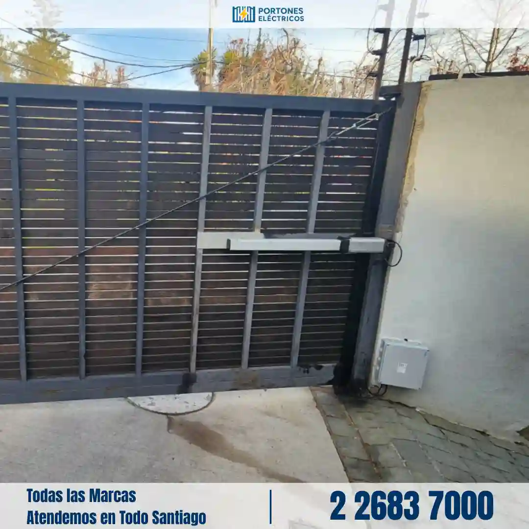 Técnico realizando reparación de portón abatible en Santiago