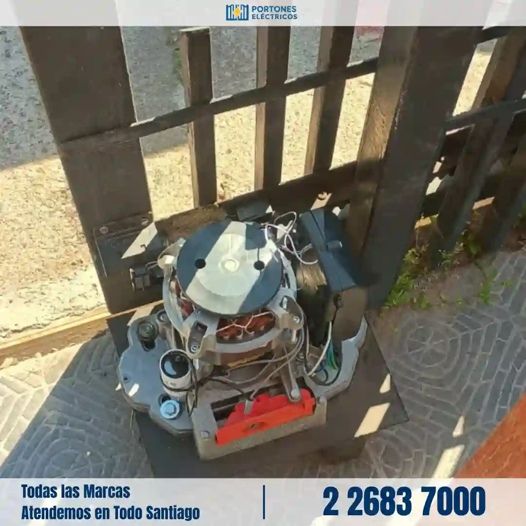 Técnico realizando reparación de motor de portón automático en Santiago