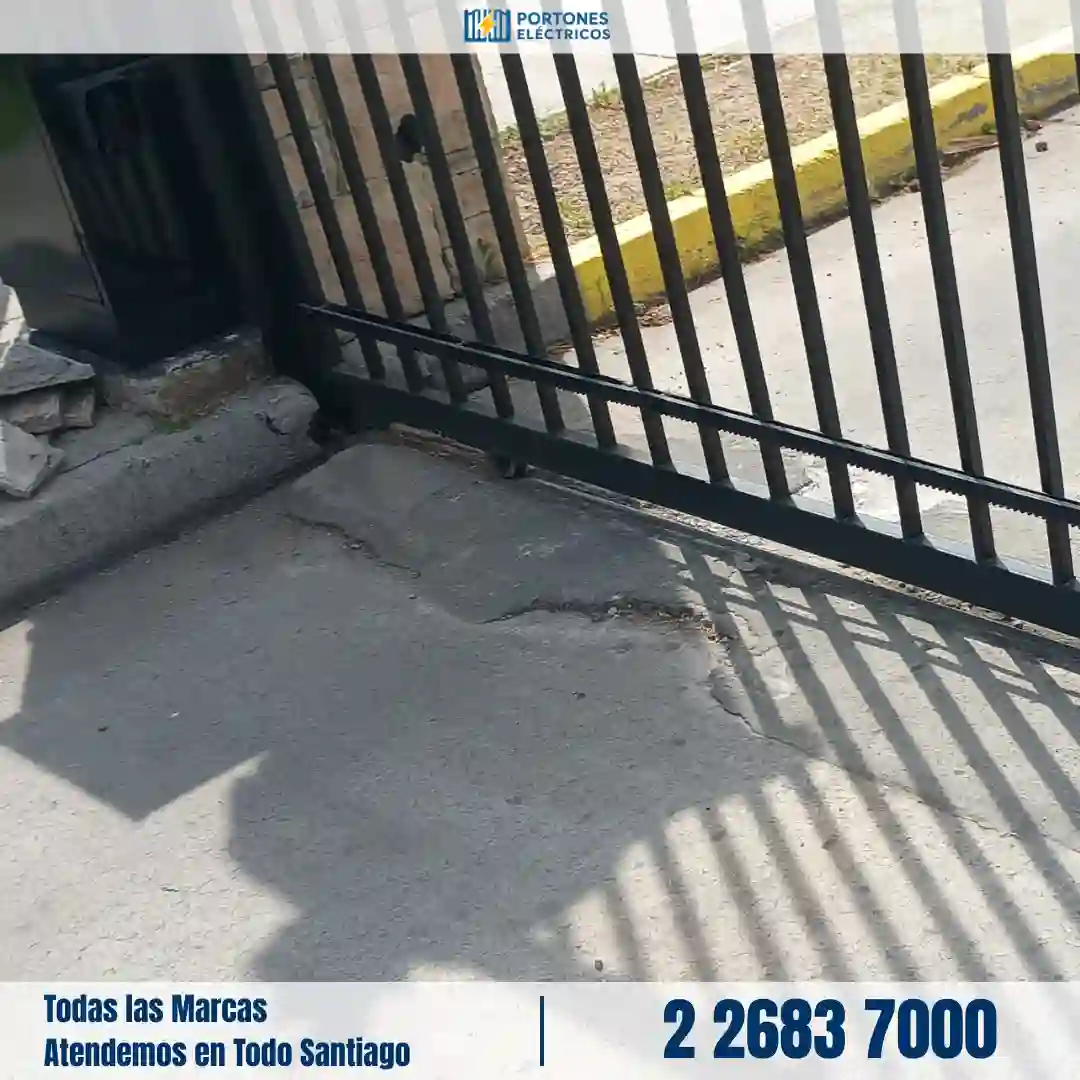 Técnico realizando reparación de portón corredera en Santiago