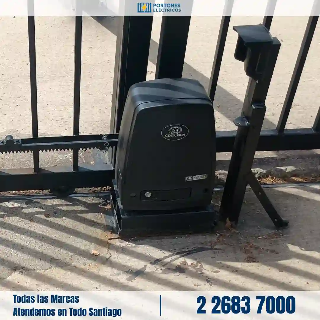 Técnico atendiendo urgencia de portón eléctrico trabado en Santiago