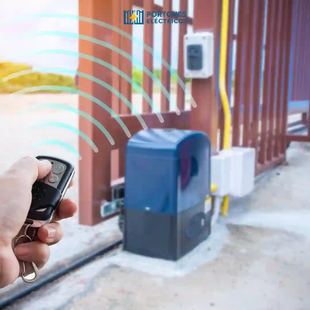 Técnico reparando portón eléctrico en Santiago
