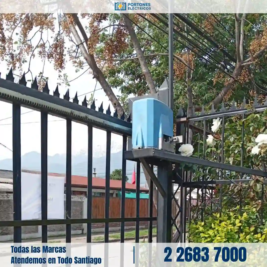 Técnico realizando ajuste de riel y cremallera en portón corredera en Santiago